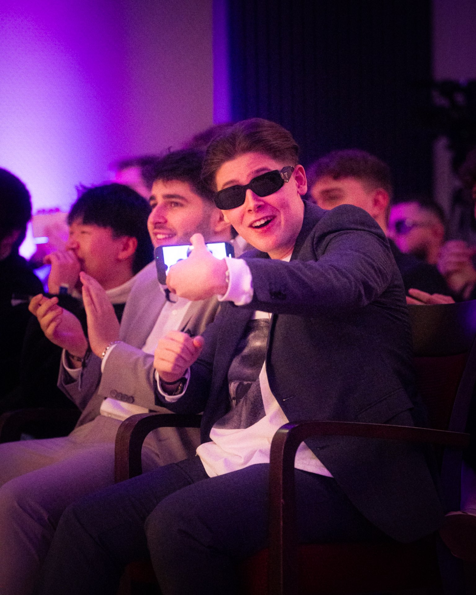Ein Gast mit Sonnenbrille zeigt lachend Daumen hoch in die Kamera